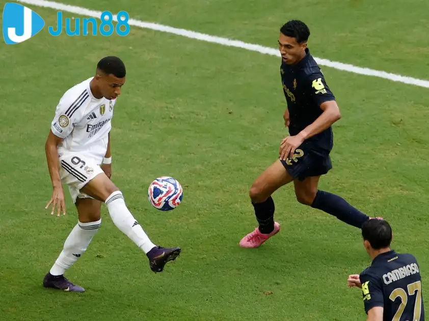 Real Madrid và Juventus là trận cầu đáng được mong chờ nhất vòng 3 UEFA Champions League (Ảnh: Eurosport) Real Madrid và Juventus là trận cầu đáng được mong chờ nhất vòng 3 UEFA Champions League (Ảnh: Eurosport)